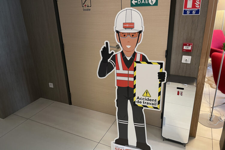 Totem sécurité Accident de travail - PVC avec chevalet - Com'un Panneau - Création plan d'affichage